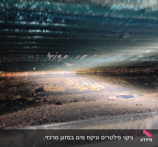 פנים מזגן עם חלודה ולכלוך על המשטח